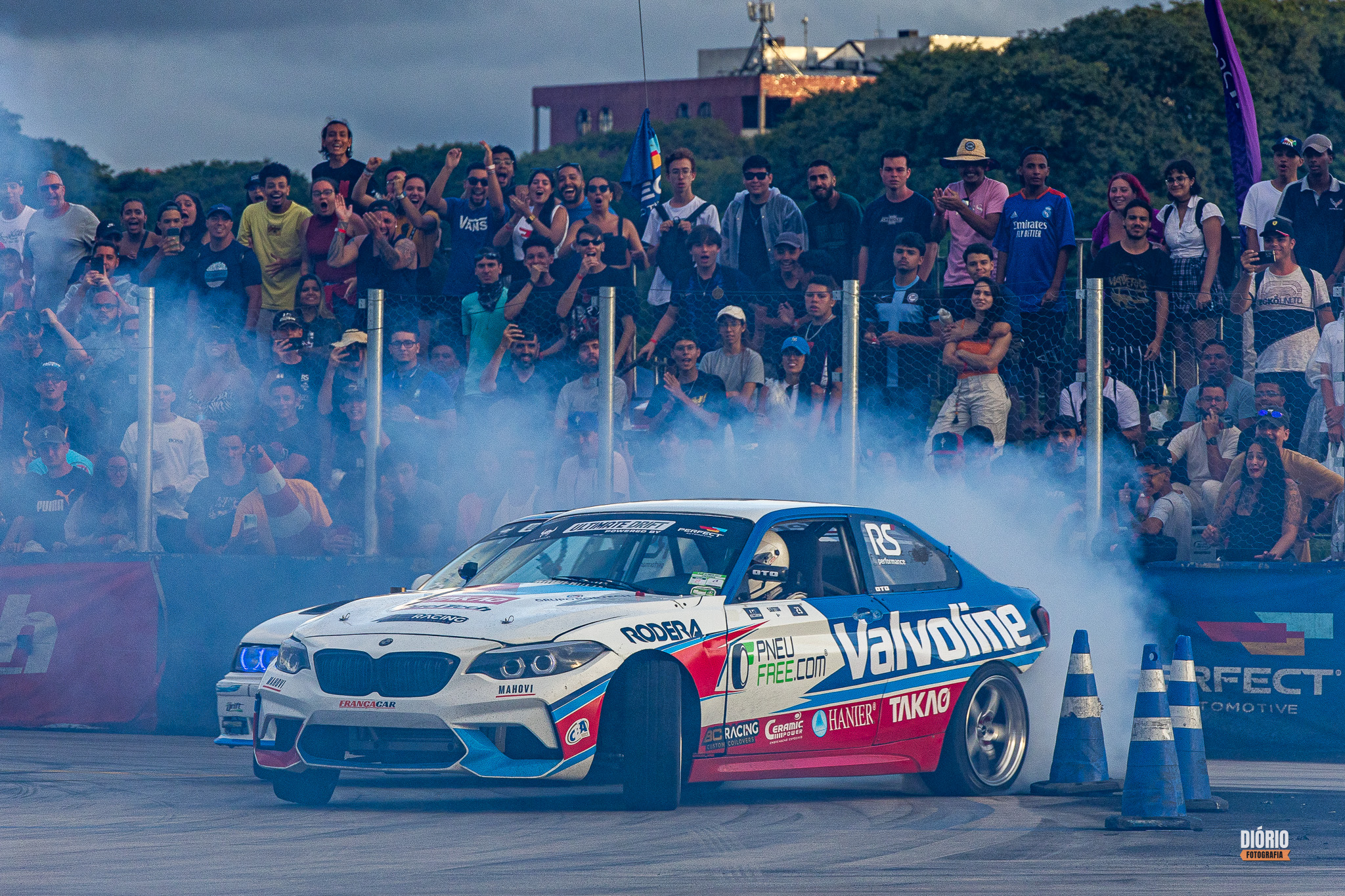 Carro de drift em movimento na pista