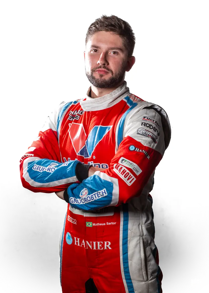 Matheus Sartor ao lado do carro de competição