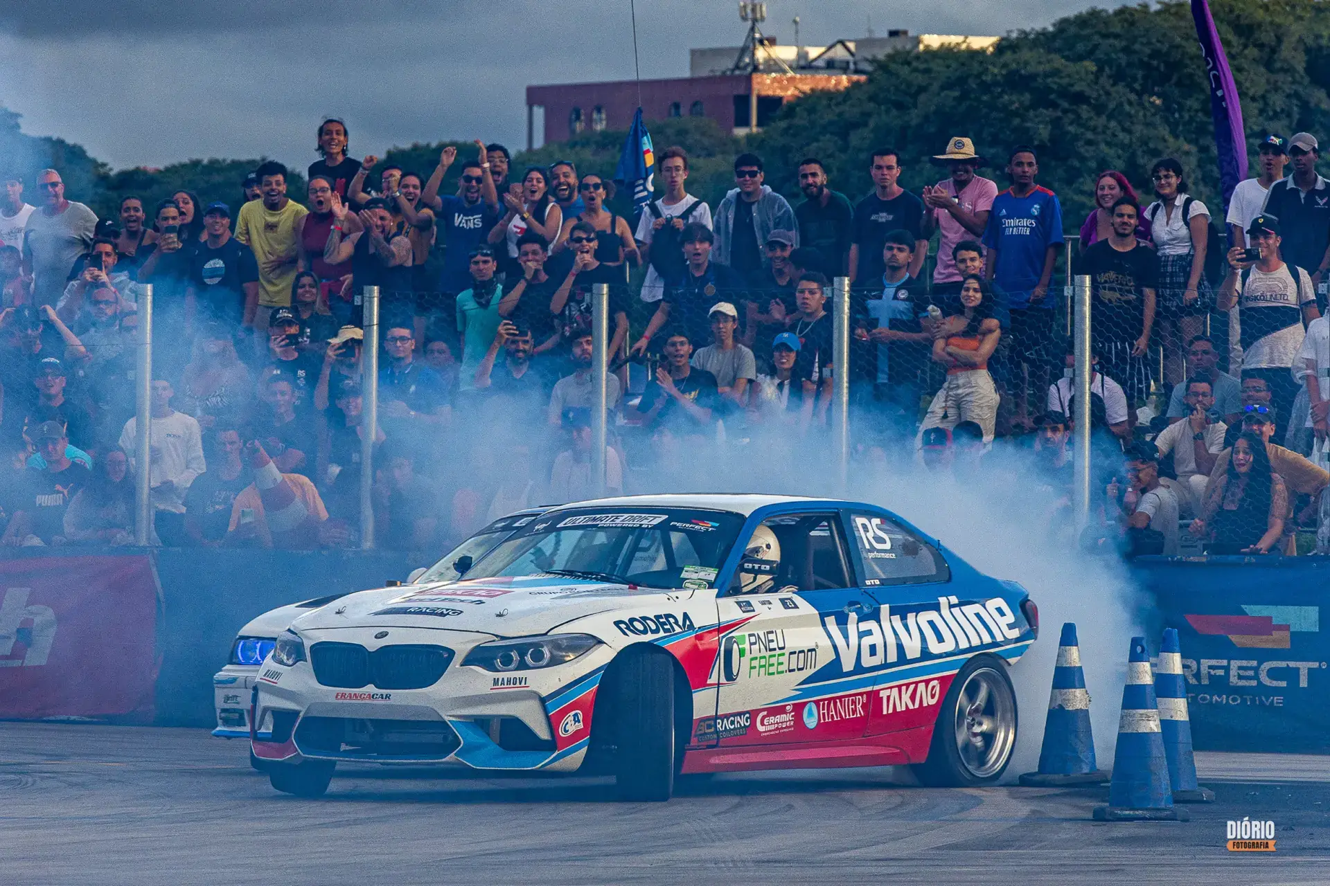 Esportivo em movimento na pista