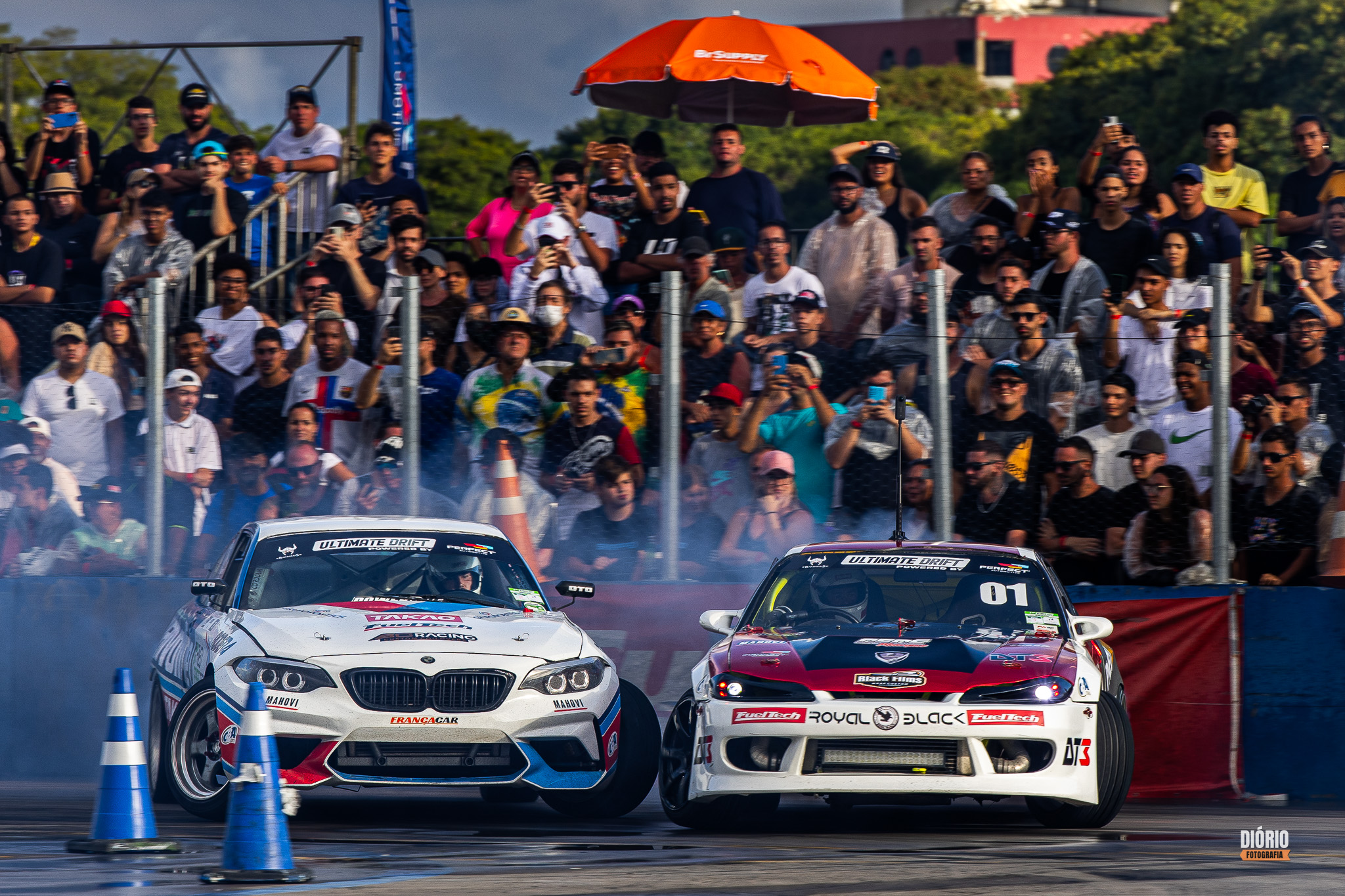 Fumaça de pneus durante manobra de drift